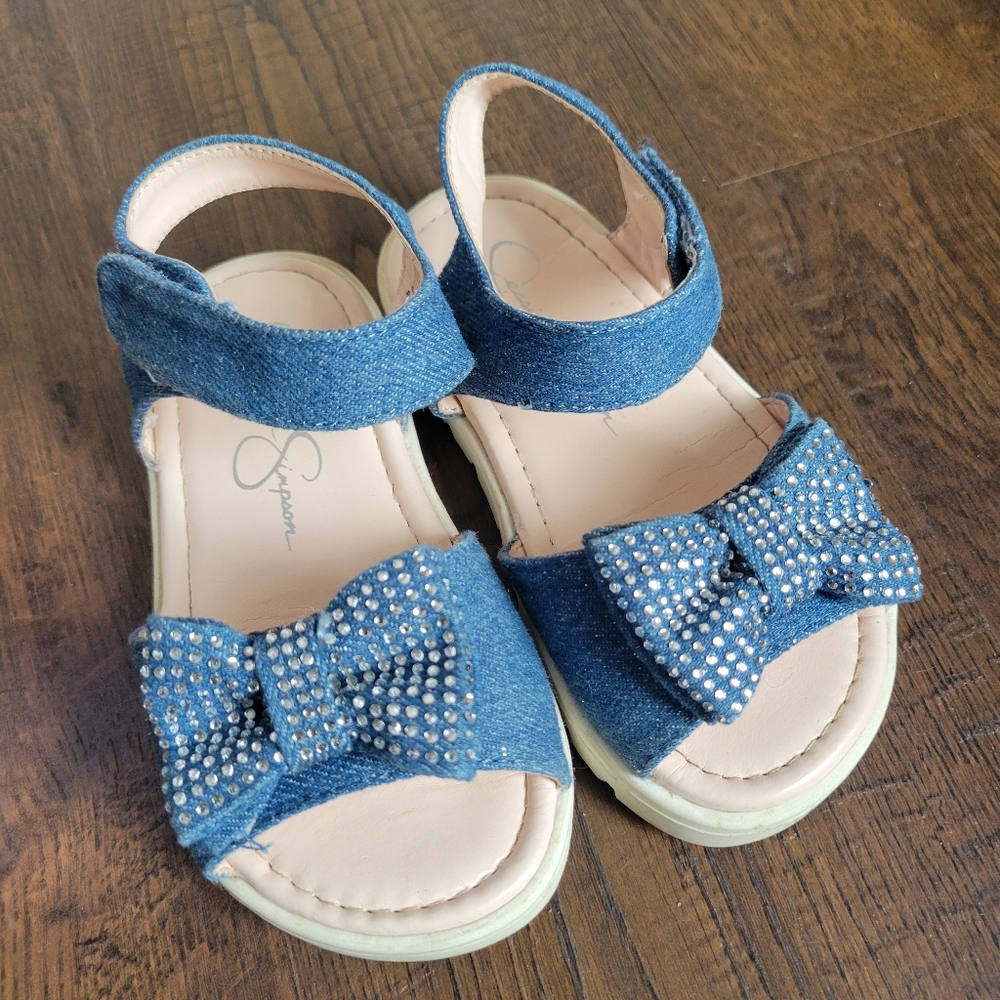 Four pairs of sandals - Picture 4 of 9